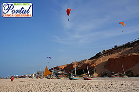 Parapentes voando emcima das fal&eacute;sias de Canoa Quebrada